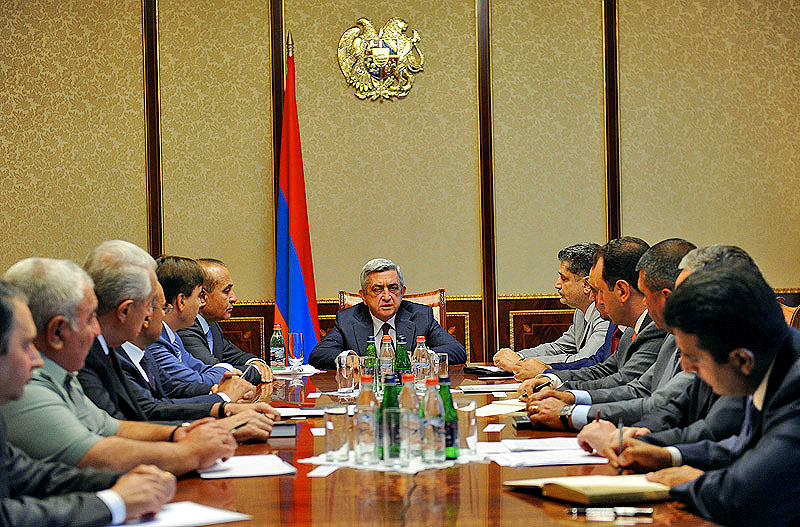 Az örmény nemzetbiztonsági tanács ülése; középen Szargszján elnök 