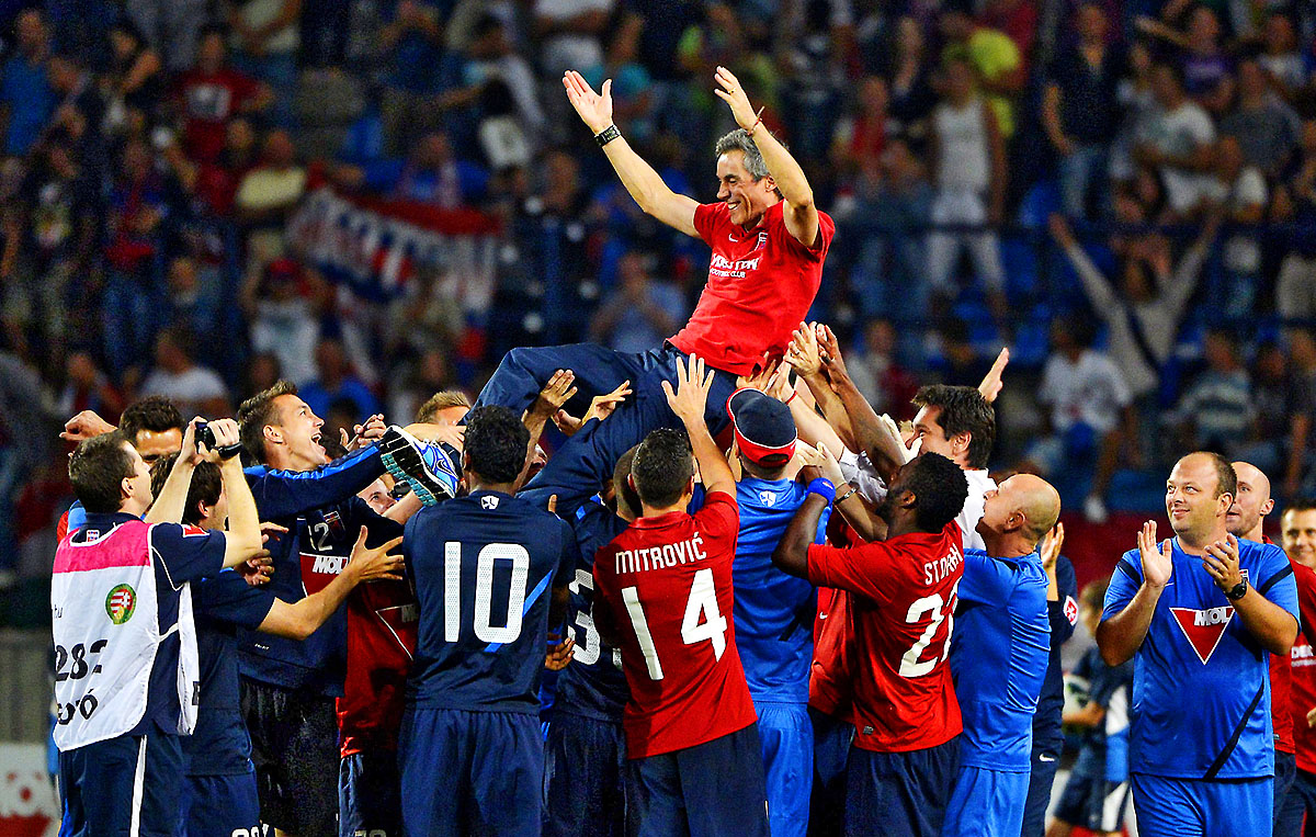 Felemelő érzés: Paulo Sousa trénert ünneplik játékosai a sikeres Európa Liga-selejtező után