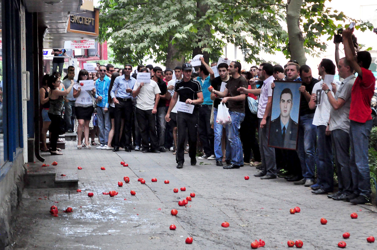 Az örmény áldozat, Gurgen Margaryan fotóját mutatják a jereváni magyar konzulátus felé a tüntetők