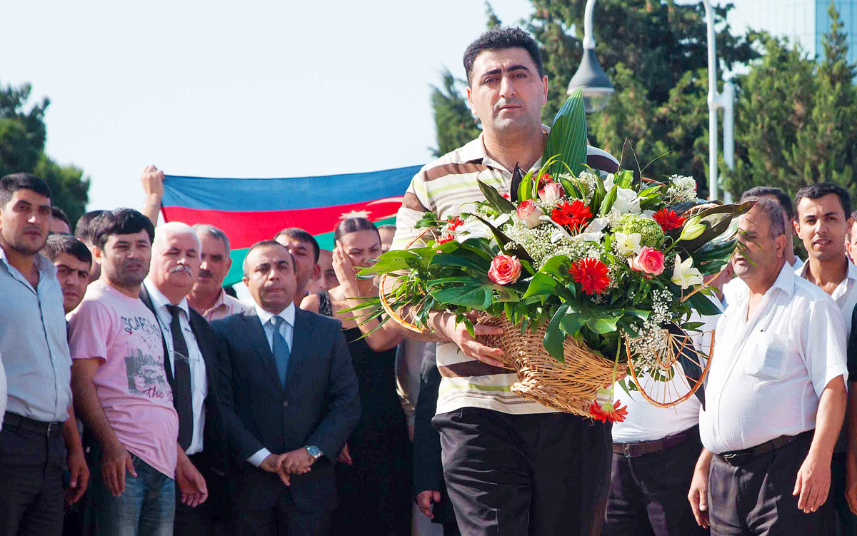 Ramil Safarov megkoszorúzza a mártírok emlékművét Bakuban, 2012. augusztus 31-én