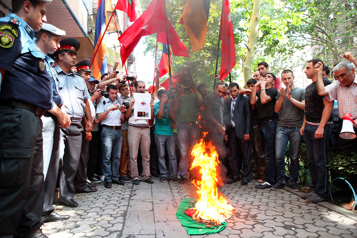 Jereván, 2012. szeptember 1. Tüntetők égetnek magyar zászlót a jereváni magyar konzulátusnál az örmény katonatársát meggyilkoló azeri Ramil Safarov kiadatása miatt