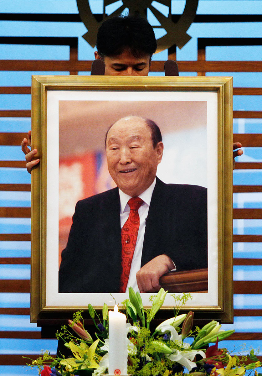 Szun Mjung Mun portréja egy tokiói gyászmisén