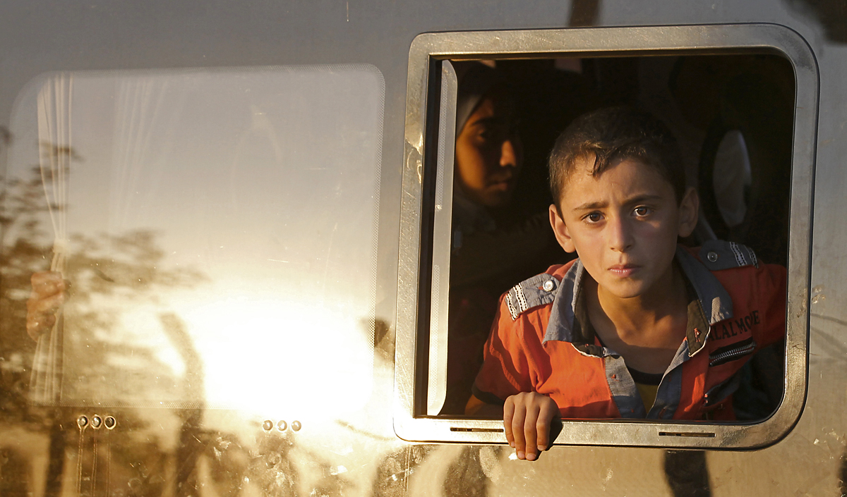 Menekült szír kisfiú a török határ közelében