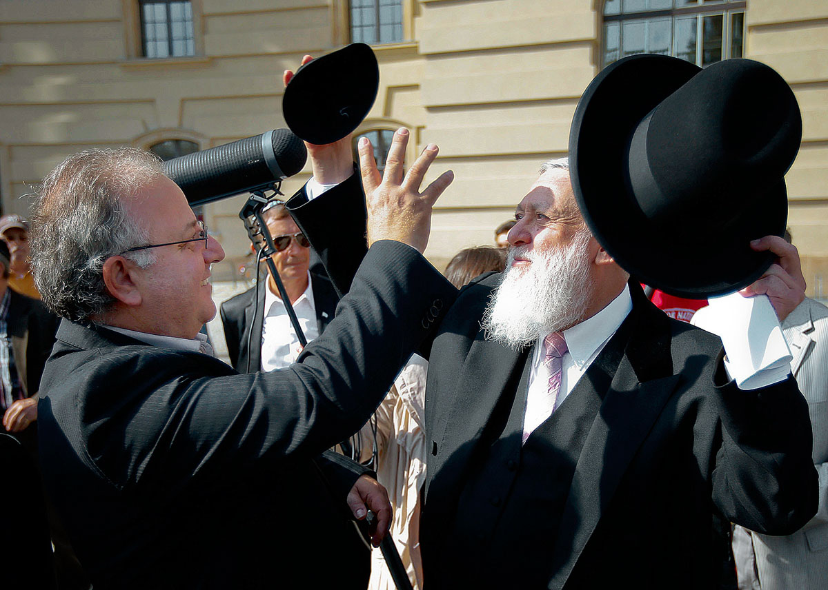 Jichak Ehrenberg rabbi a kipáját adja Kenan Kolatnak a vasárnapi berlini tüntetésen. Efogadhatatlan intolerancia