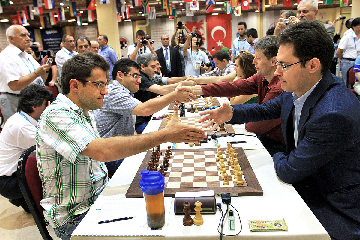 A magyar és az örmény csapat versenyzői köszöntik egymást a sakkvilágbajnoki mérkőzés megkezdése elõtt Iszambulban 2012. szeptember 9-én