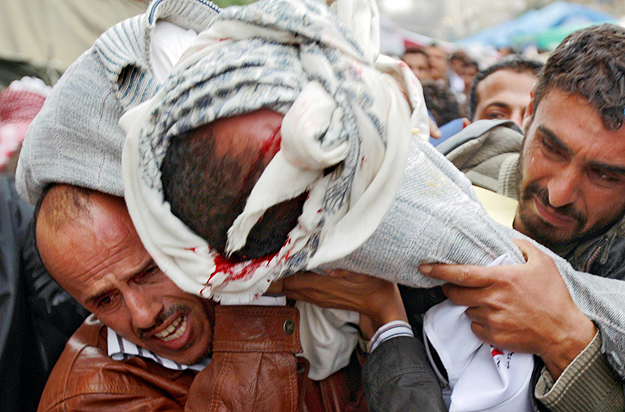 Sérült tüntetőt visznek társai Szanaában