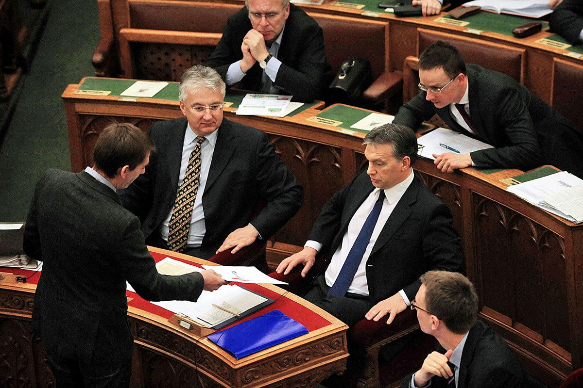 Jávor Benedek az aláírásgyűjtő ívvel a parlamentben