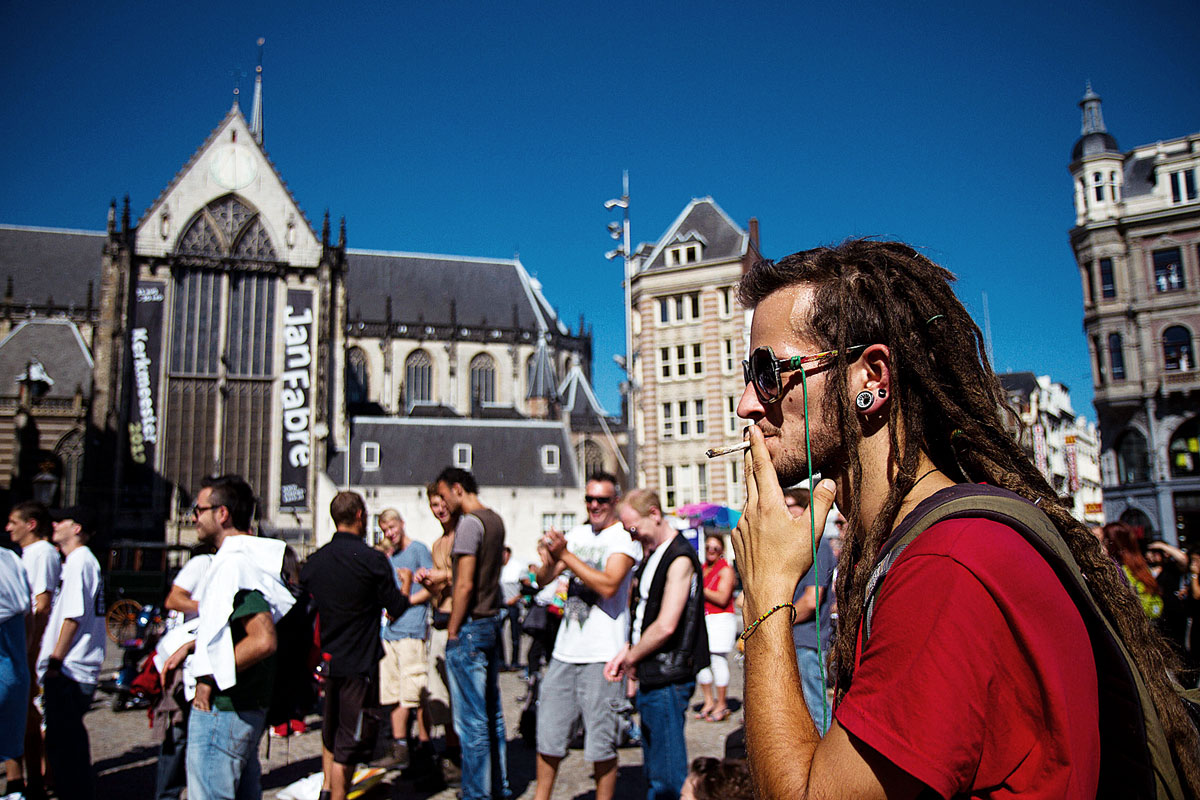 A könnyűdrog-fogyasztás ellenőrzésének szigorítása ellen szervezett tüntetés Amszterdamban