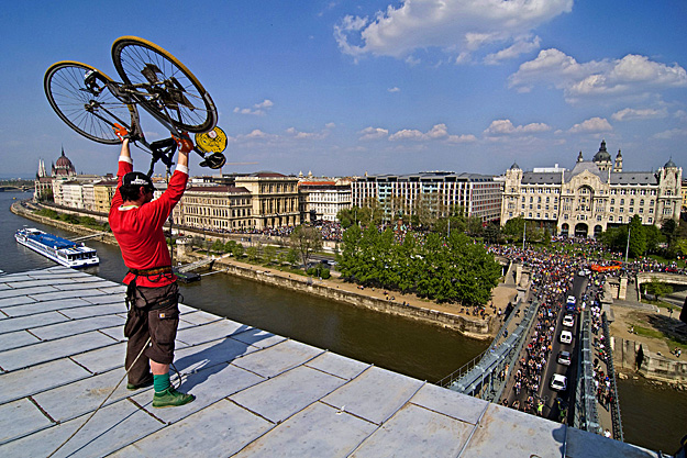 Critical Mass kerékpáros felvonulást bringaemeléssel indítja a Lánchíd tetejéről Sinka Károly főszervező