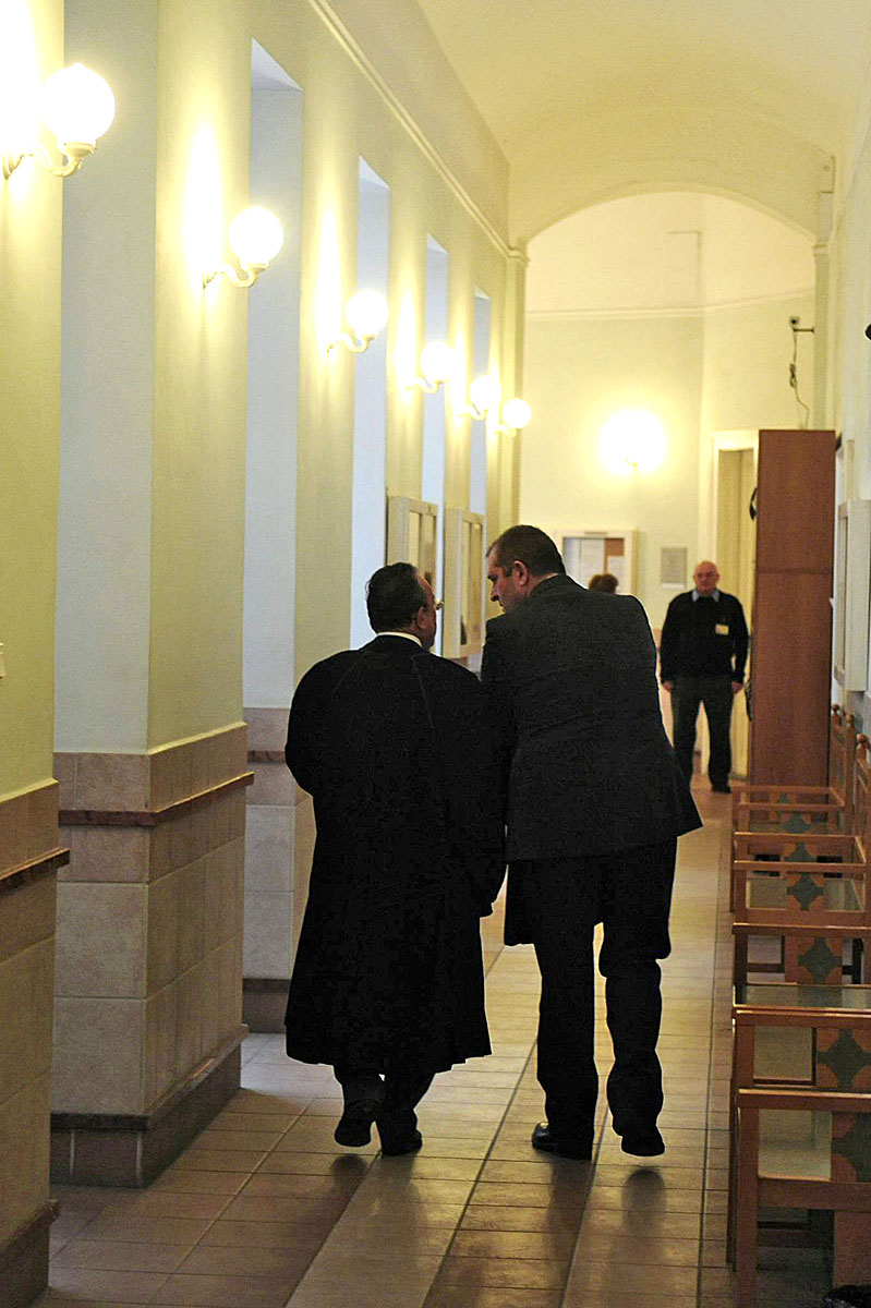 Bánáti János ügyvéd (balról) és Joáv Blum (jobbról) a bíróságon, még az első tárgyalási napon