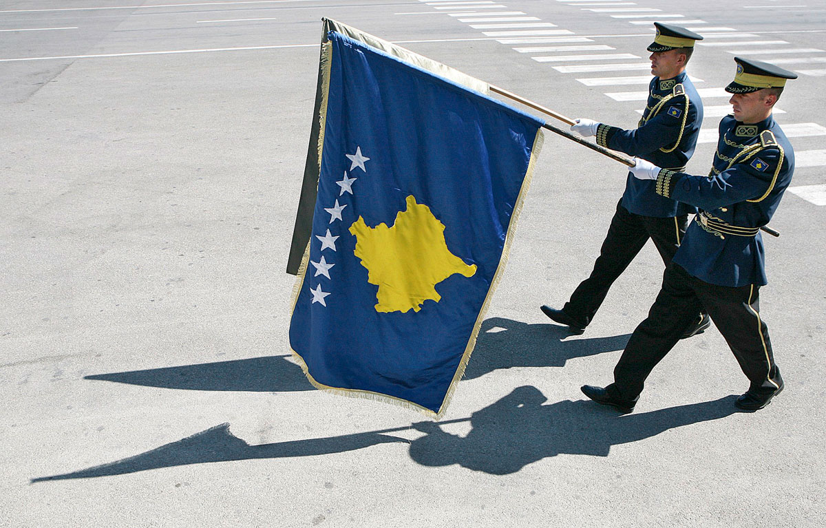 Zászlóbevonulás a koszovói rendezésen is munkálkodó volt finn elnök, a Nobel-békedíjas Martti Ahtisaari pristinai érkezése előtt