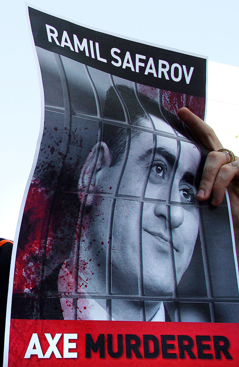 Örmény tüntető a baltás gyilkos képével a ciprusi magyar konzulátus előtt