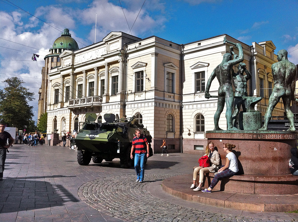 Nem háborúra készülnek Helsinkiben – a katonák gyűjtenek adományokat a veteránok számára