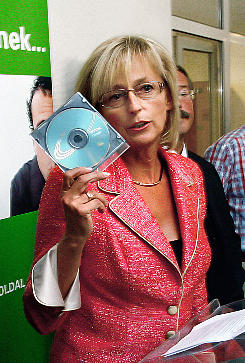 2008. szeptember 12-e, Dávid Ibolya kezében az ominózus CD 