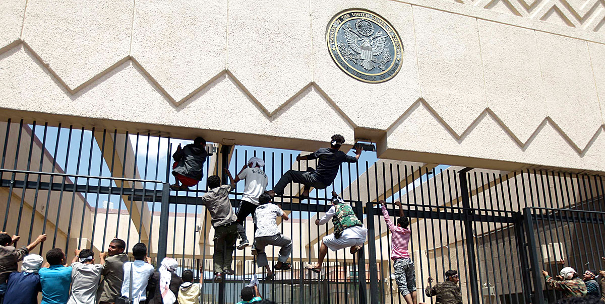 Az amerikai követség épületére másznak tüntetők Szanaában
