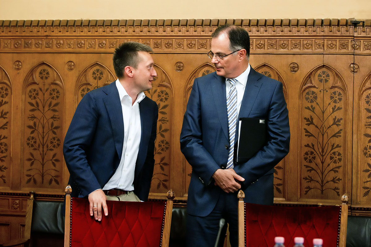 Simor András és Rogán Antal „egyeztet” az Országgyűlés gazdasági bizottságának júliusi ülése előtt