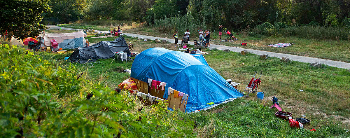 Roma családok tábora Toulouse-nál, a Garonne folyó mellett