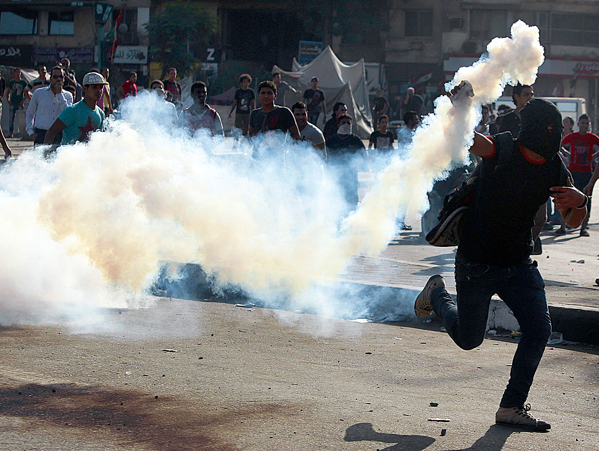 Könnygáz elől menekülő tüntető a Tahrír tér közelében