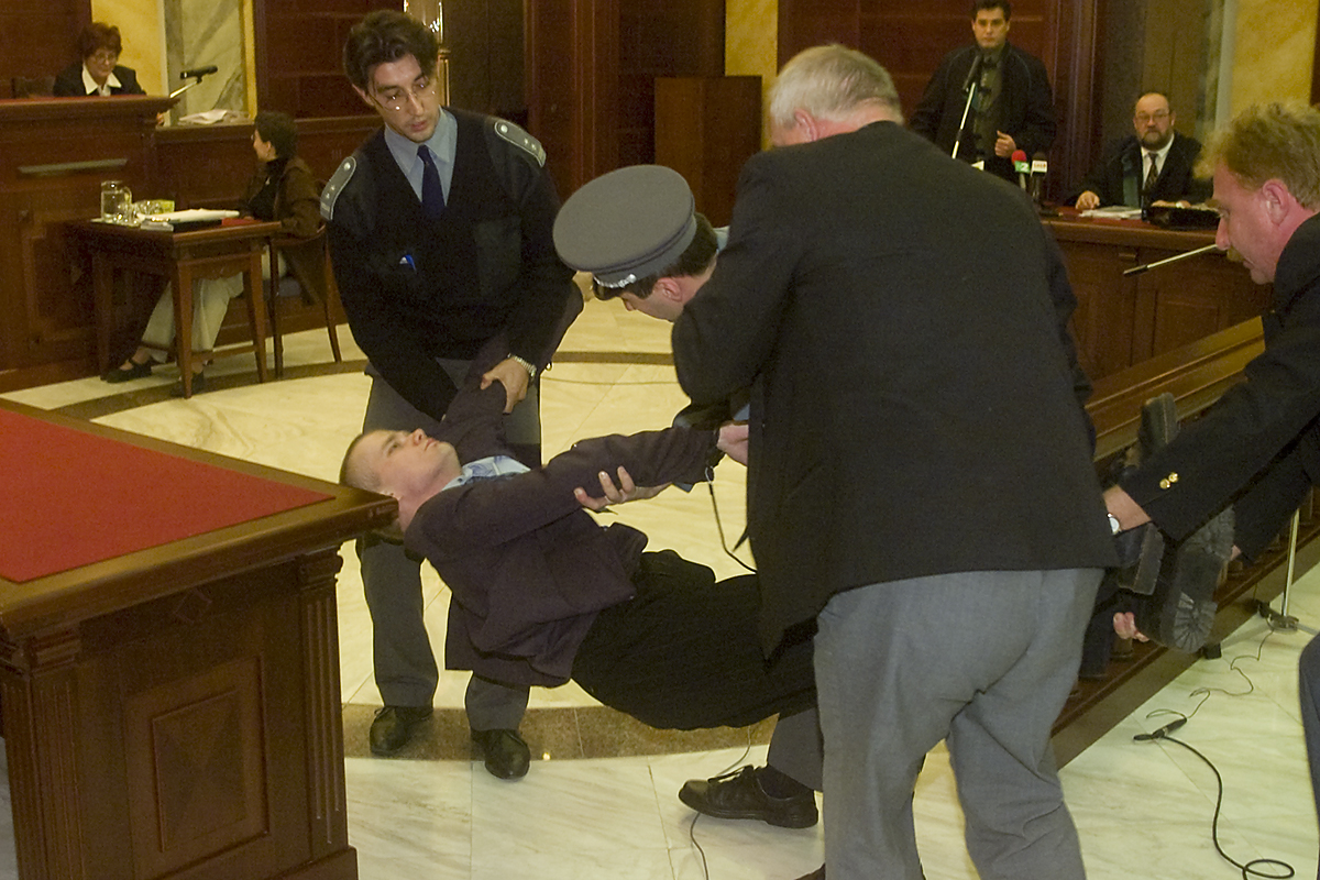 Tánczos Gábor elájul a tárgyalás közben 2001. november 13-án