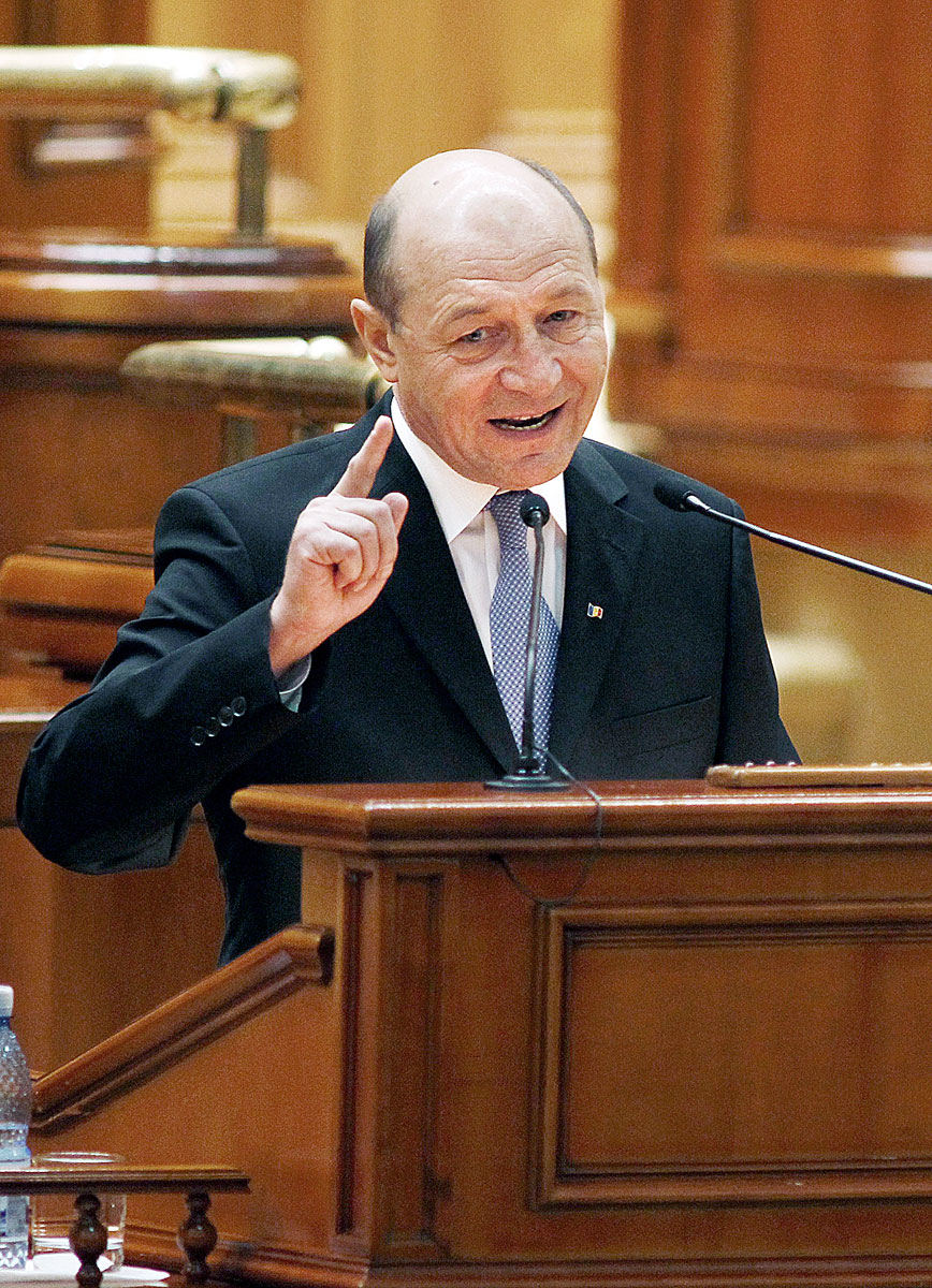 Az államfői tisztbe visszahelyezett Traian Basescu