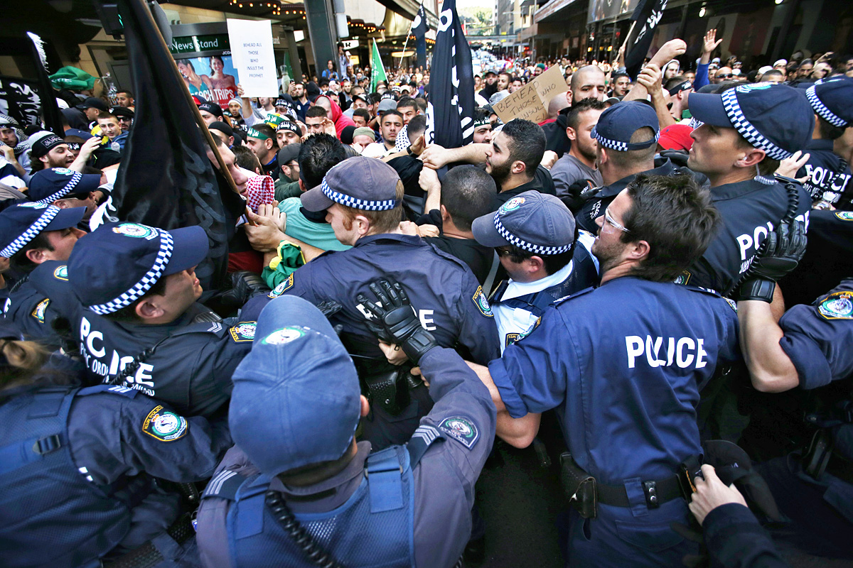 Tüntetők és rendőrök Sydney üzleti negyedében. A prófétát sértegetők fejét vennék