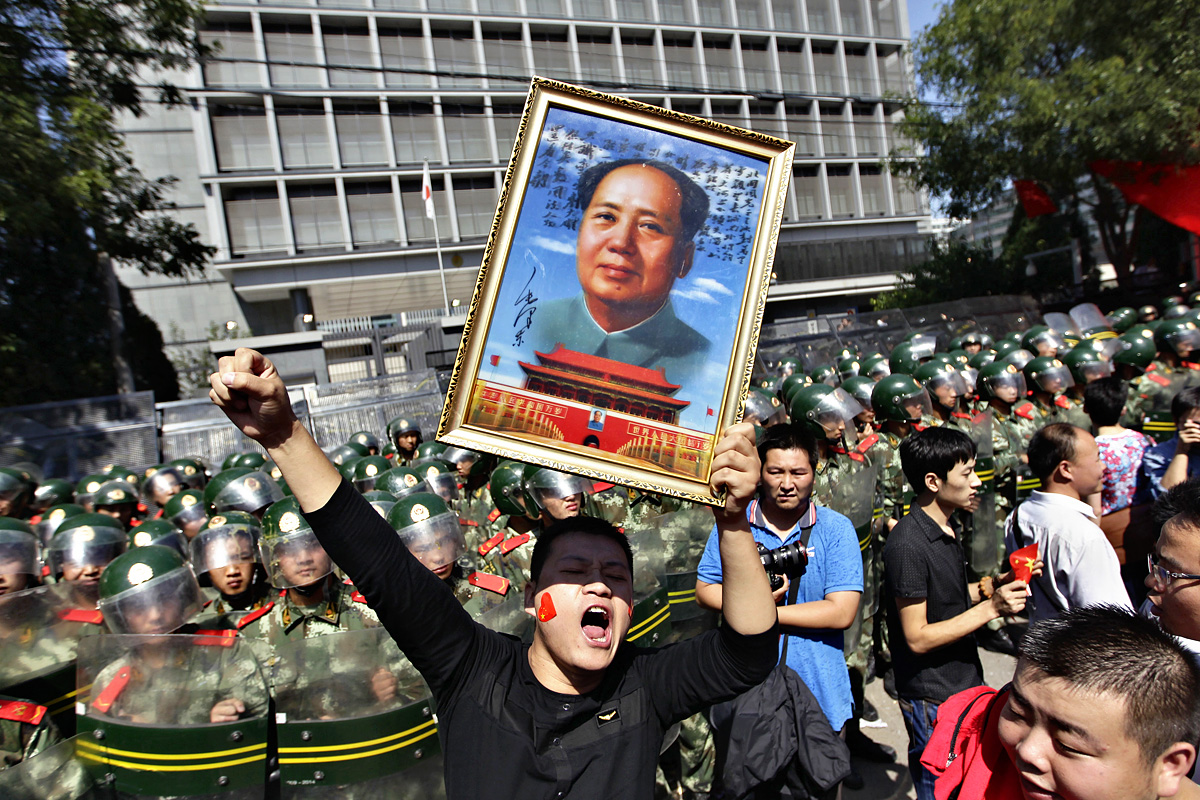 Tüntető Mao Ce-tung portréjával a japán nagykövetség előtt Pekingben