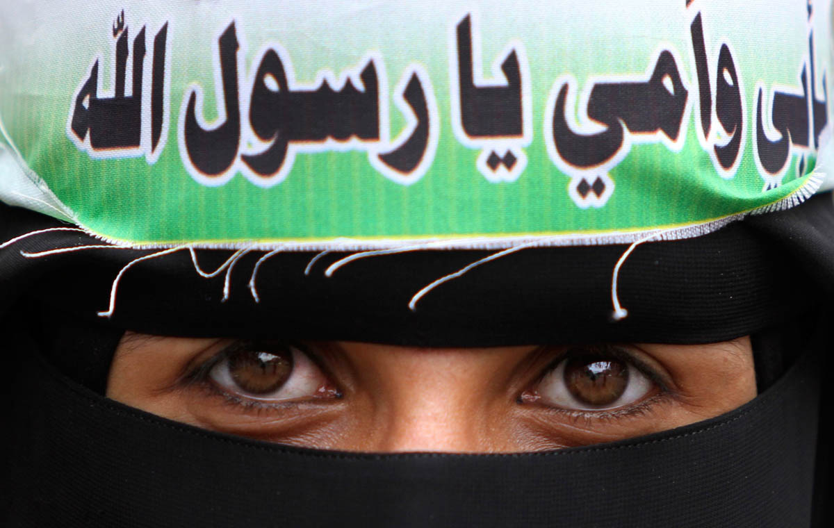 Tüntető nő Jemenben, az amerikai követség közelében