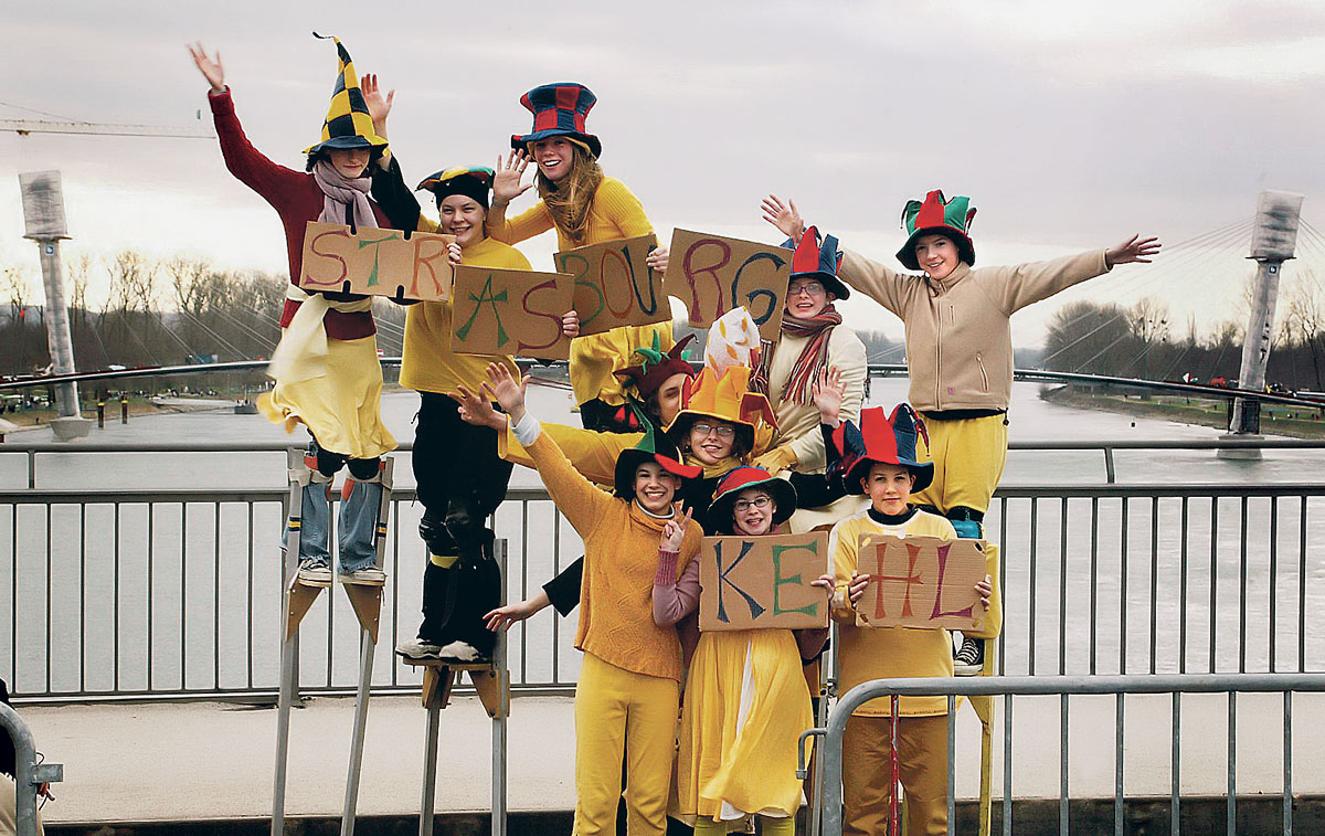 Jelmezbe öltözött gyermekek a Strasbourg és Kehl közötti Európa hídon