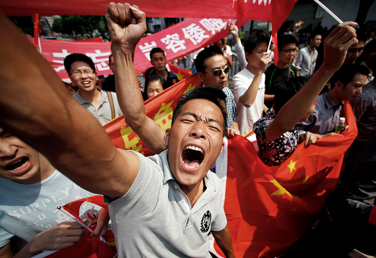 Kínai tüntetők a japán nagykövetség előtt Pekingben. Ma van a japán invázió 81. évfordulója is