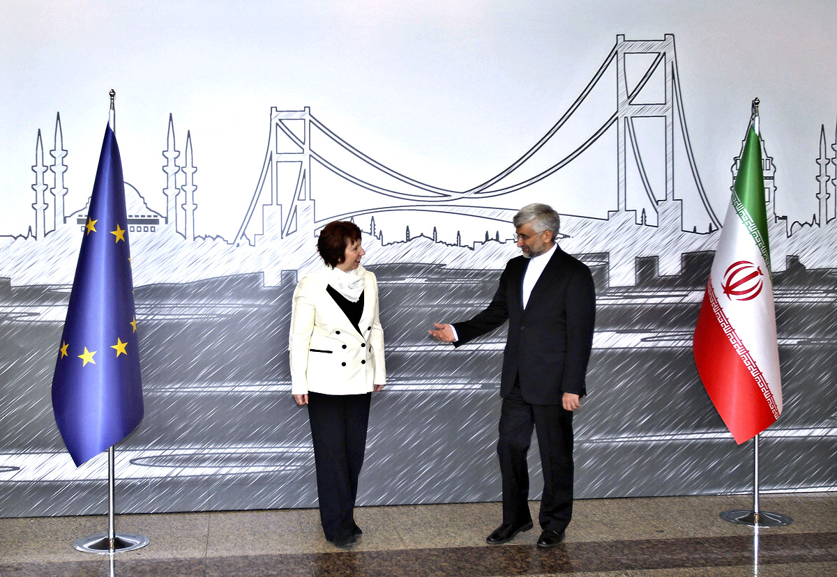 Ashton és Dzsalili árilisi isztambuli találkozójukon. Washington szerint nincs alap a hídépítéshez