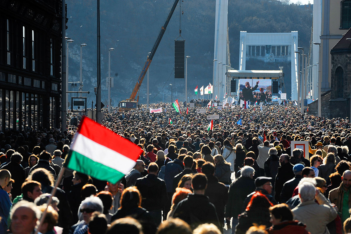 Milla-tüntetés március 15-én a Szabad sajtó útján, több tízezres tömeg gyűlt össze