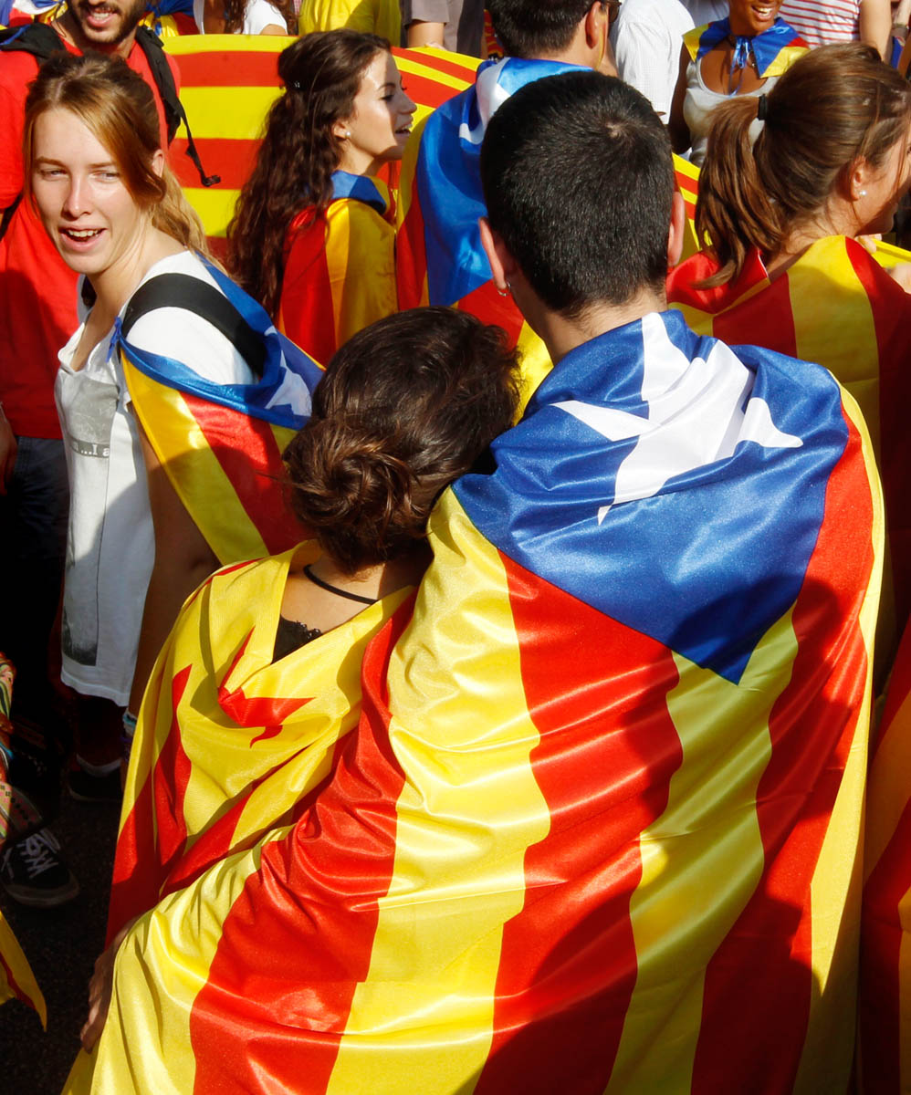Katalán zászlóba burkolózó pár Barcelonában