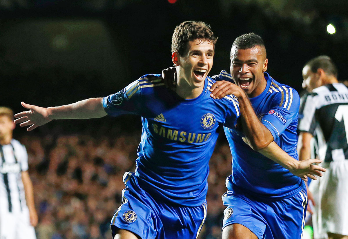 Oscar (balról) kétszer talált be  a Juventus hálójába, de a Chelsea-nek így is be kellett érnie döntetlennel