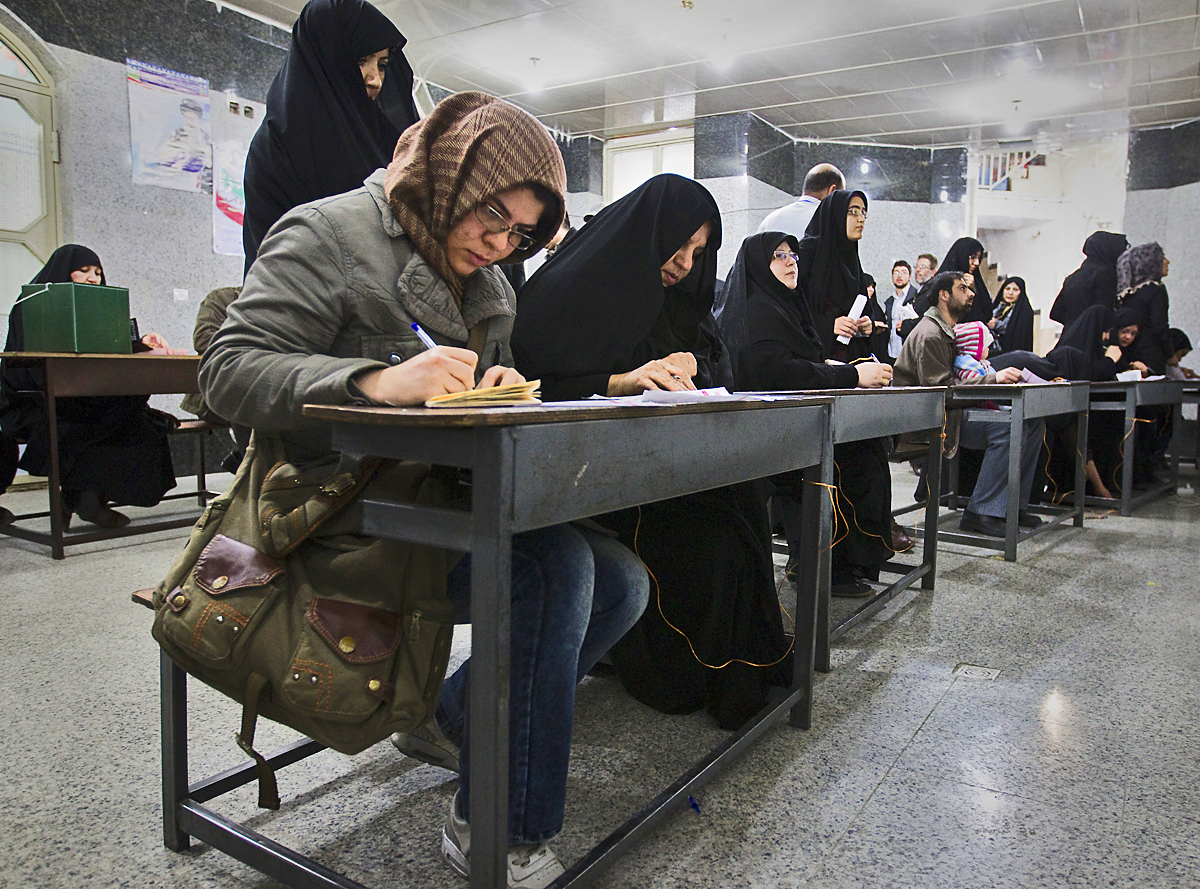 Iráni nők a márciusi parlamenti választásokkor Teheránban. A konzervatívok háztartásbeliként, nem mérnökként látnák őket szívesen