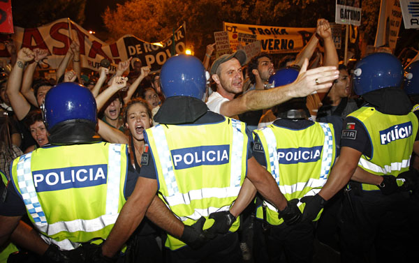 People protest against austerity in front of the presidential palace of Belem in Lisbon September 21, 2012. Portugal's Prime Minister Pedro Passos Coelho promised on Friday to listen to the nation, suggesting he could soften planned tax hikes which h