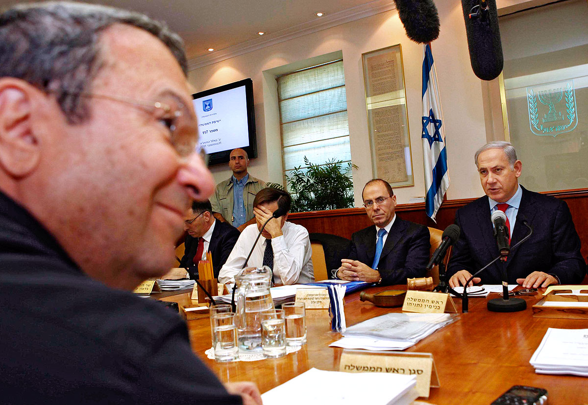 Netanjahu izraeli miniszterelnök (jobbra) Barak védelmi miniszterrel (balra)