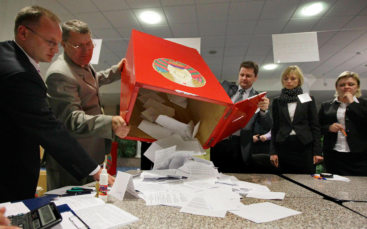Ürítik az urnát egy minszki szavazókörben