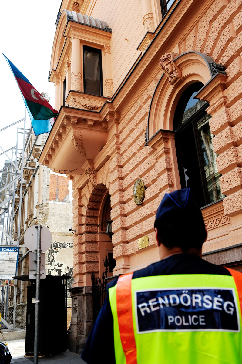 Azerbajdzsán budapesti nagykövetsége. Jár nekik a védelem