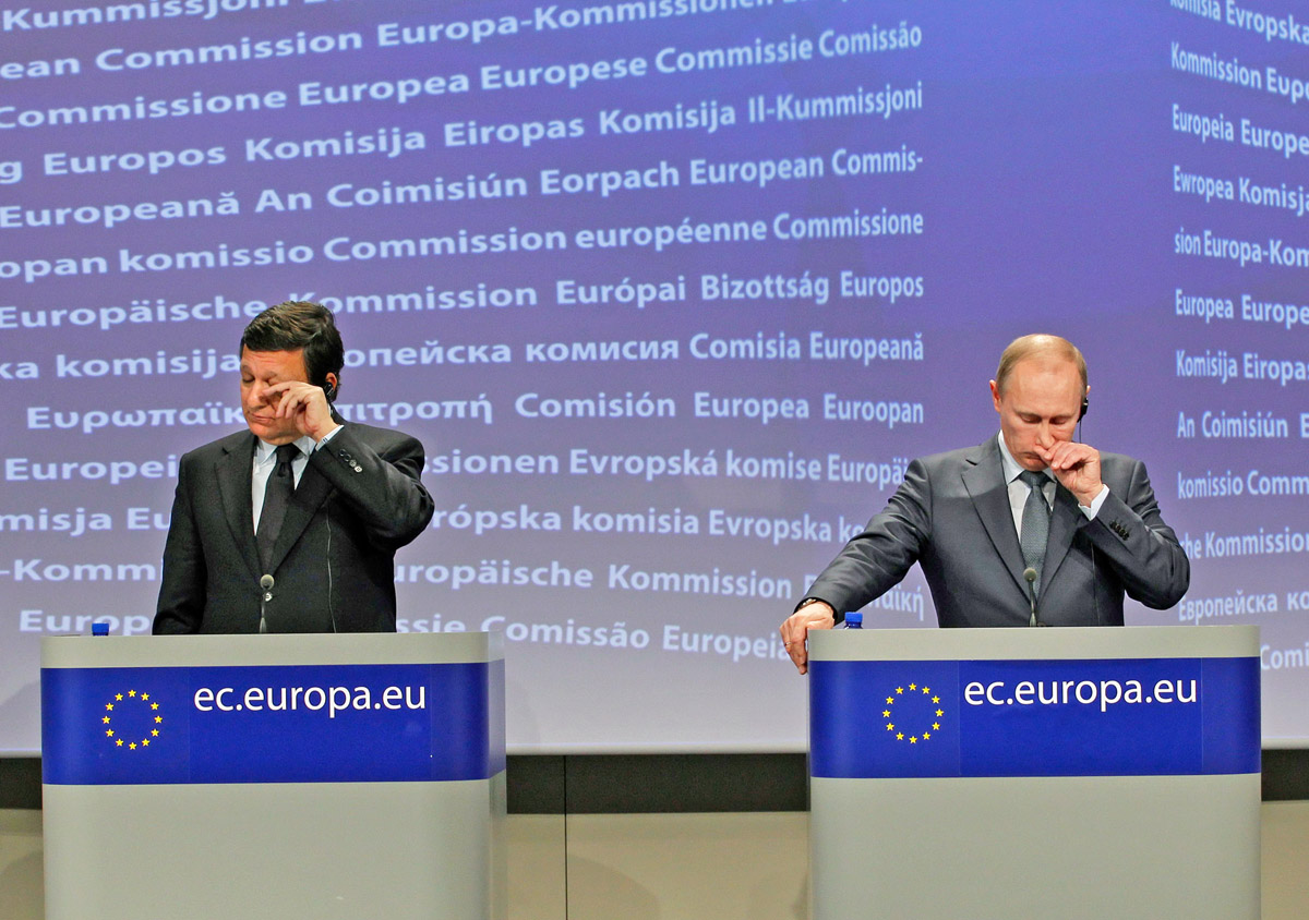 Valami csípi Barroso bizottsági elnök szemét, és Putyin sem felhőtlenül boldog (a kép 2011. február 24-én készült)