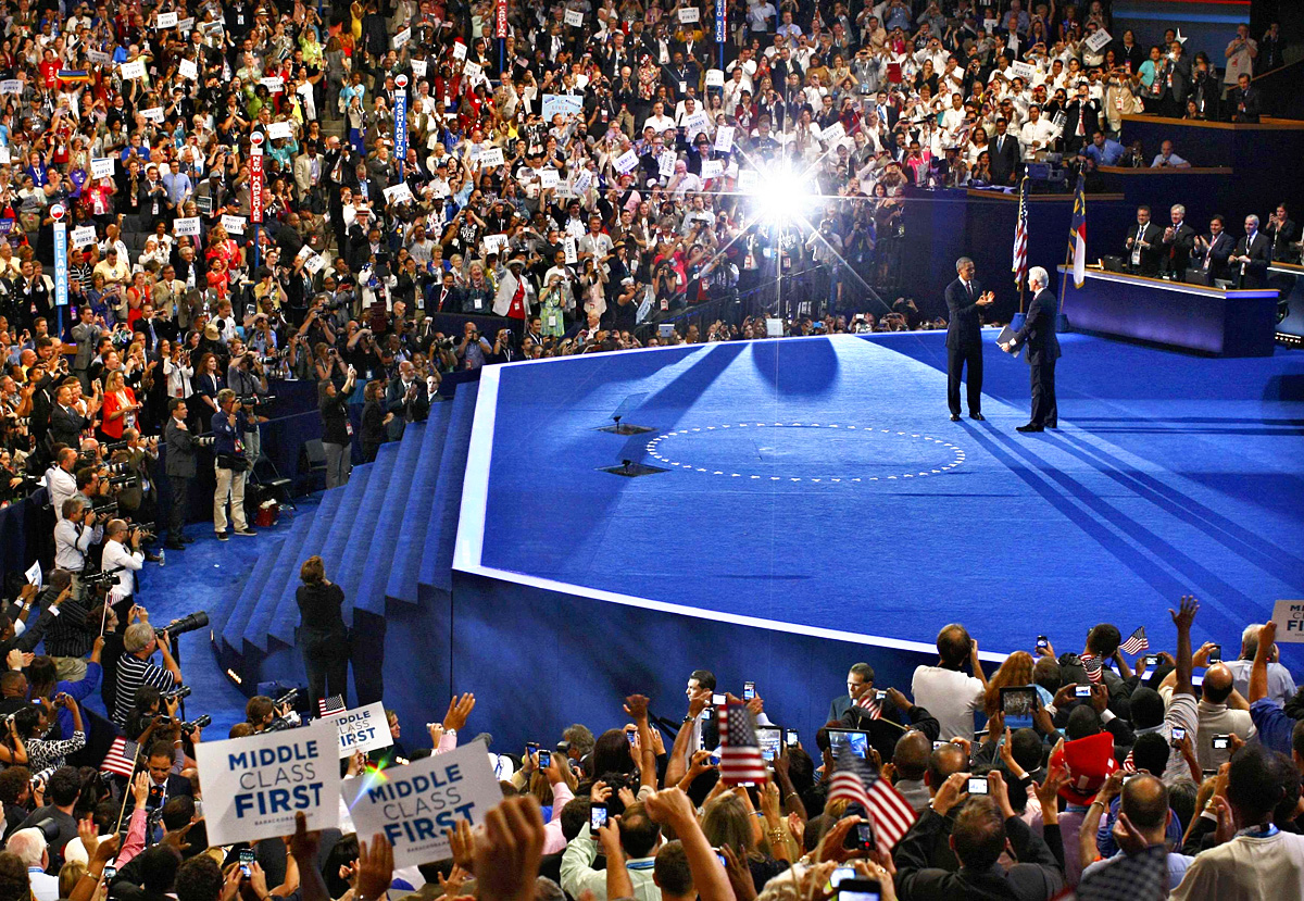 A színpadon Obama és Clinton 