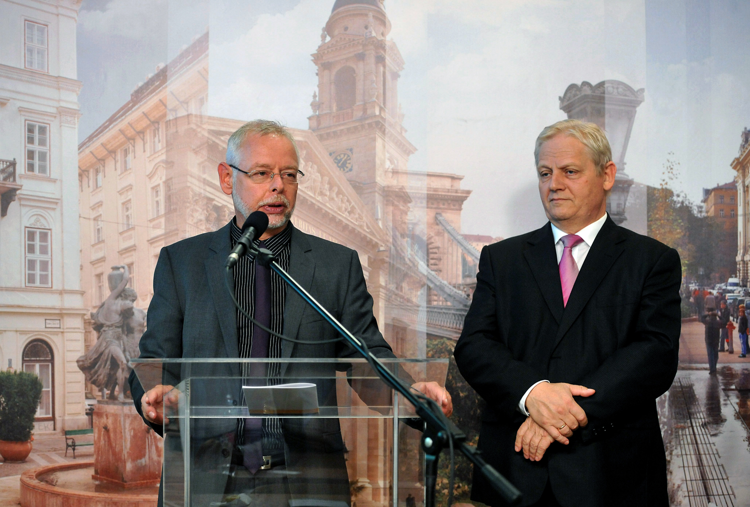 Tarlós István hagyja, hogy Bagdy Gábor pénzügyekért felelős főpolgármester-helyettes ismertesse a BKV megmentését