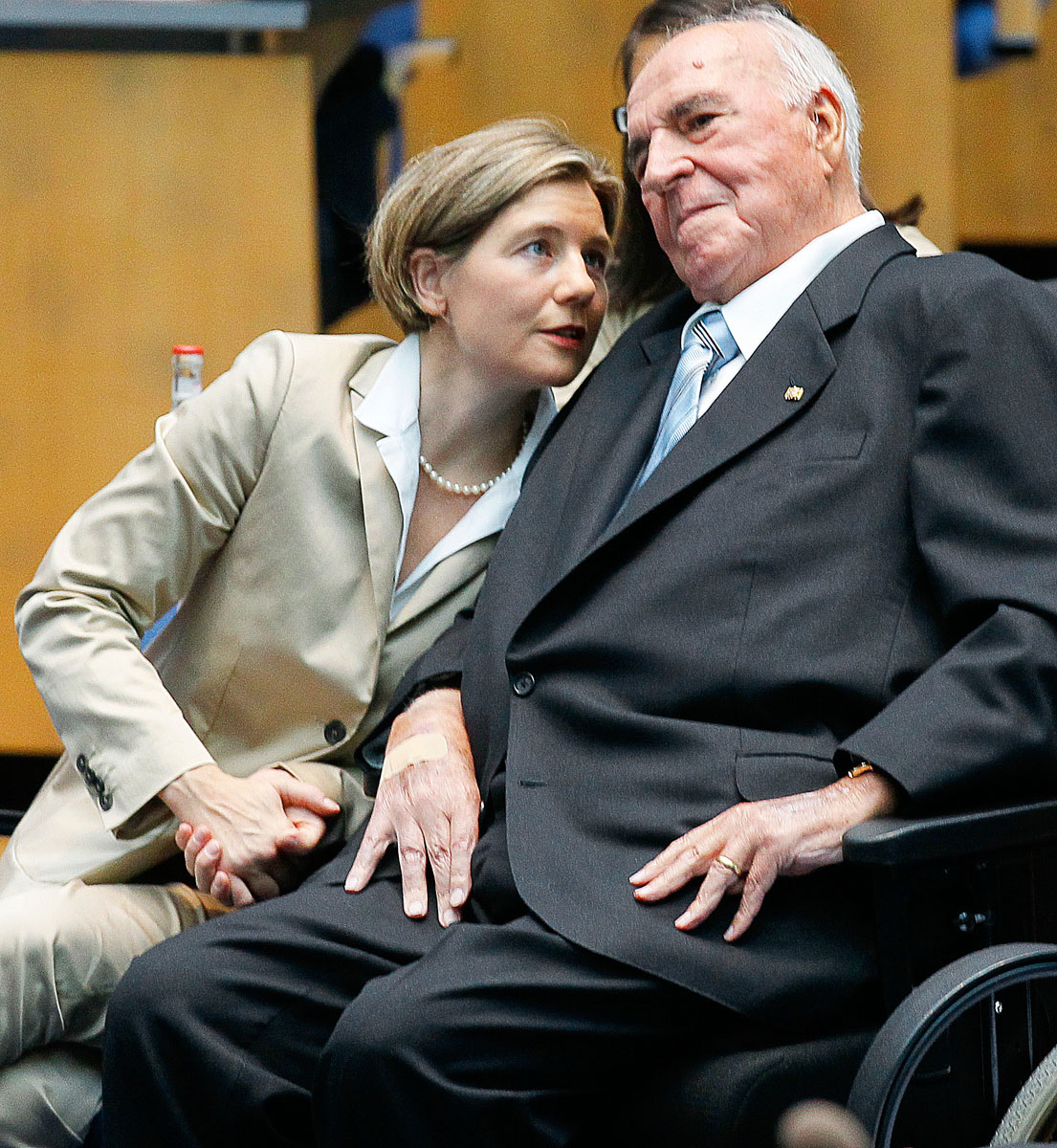 Kohl és felesége. Őrző-védő szeretet