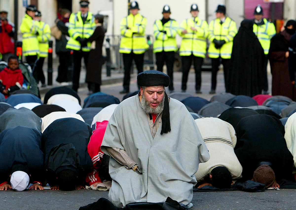 Abu Hamza imádkozás közben a londoni Finsbury Parkban 2003-ban