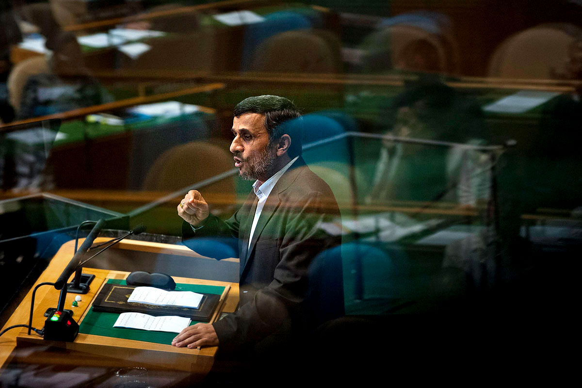 Ahmadinezsád és az üres széksorok. Menetrend szerinti kivonulás