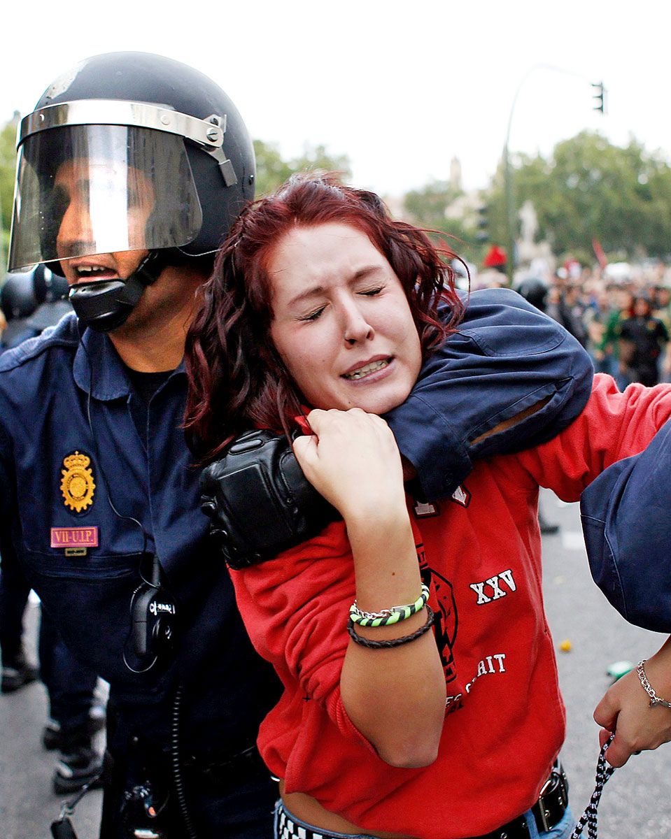 Tüntetőt vonszolnak el a spanyol parlament elől