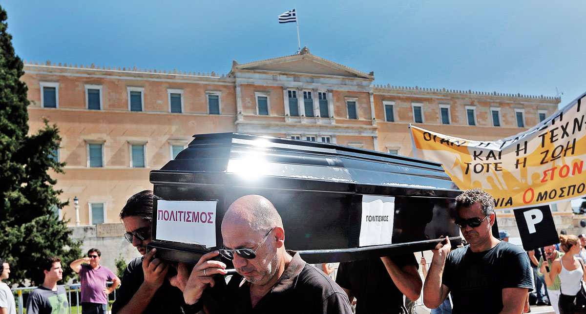 Tüntetők a „civilizációt” temetik a görög parlament előtt, a Szintagma téren