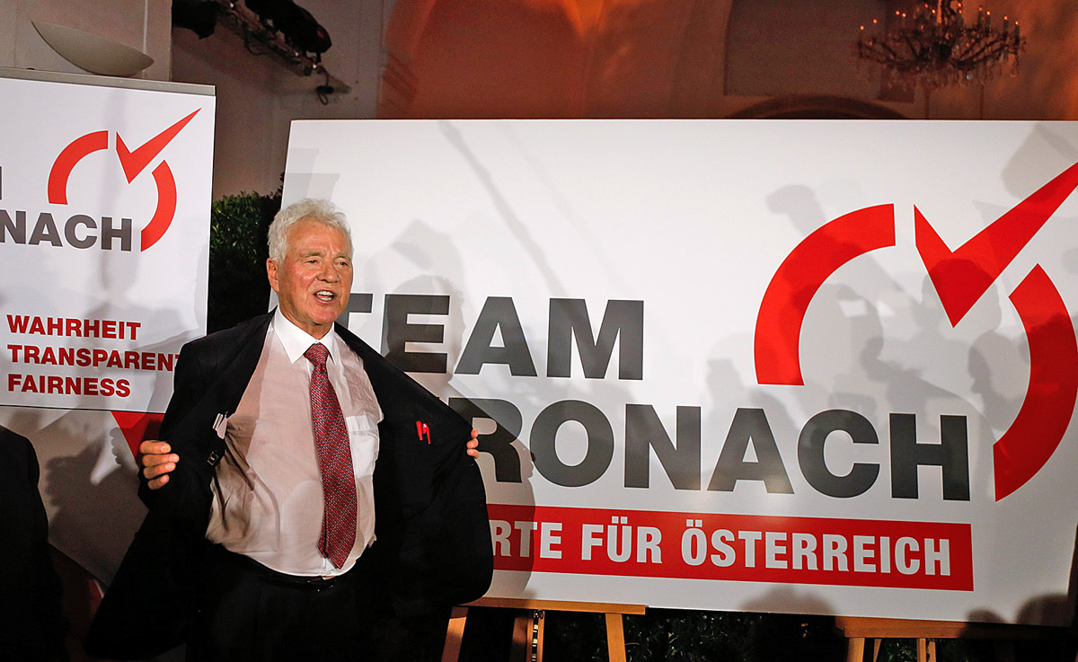 Csapatnak álcázott egyszemélyes show. Frank Stronach a nevét viselő politikai mozgalom zászlóbontó bécsi rendezvényén 2012-ben