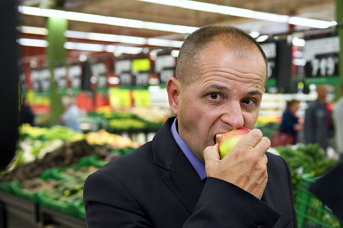 Budai Gyula, a Vidékfejlesztési Minisztérium parlamenti államtitkára a magyar almát népszerűsíti az Auchan budaörsi bevásárlóközpontjában