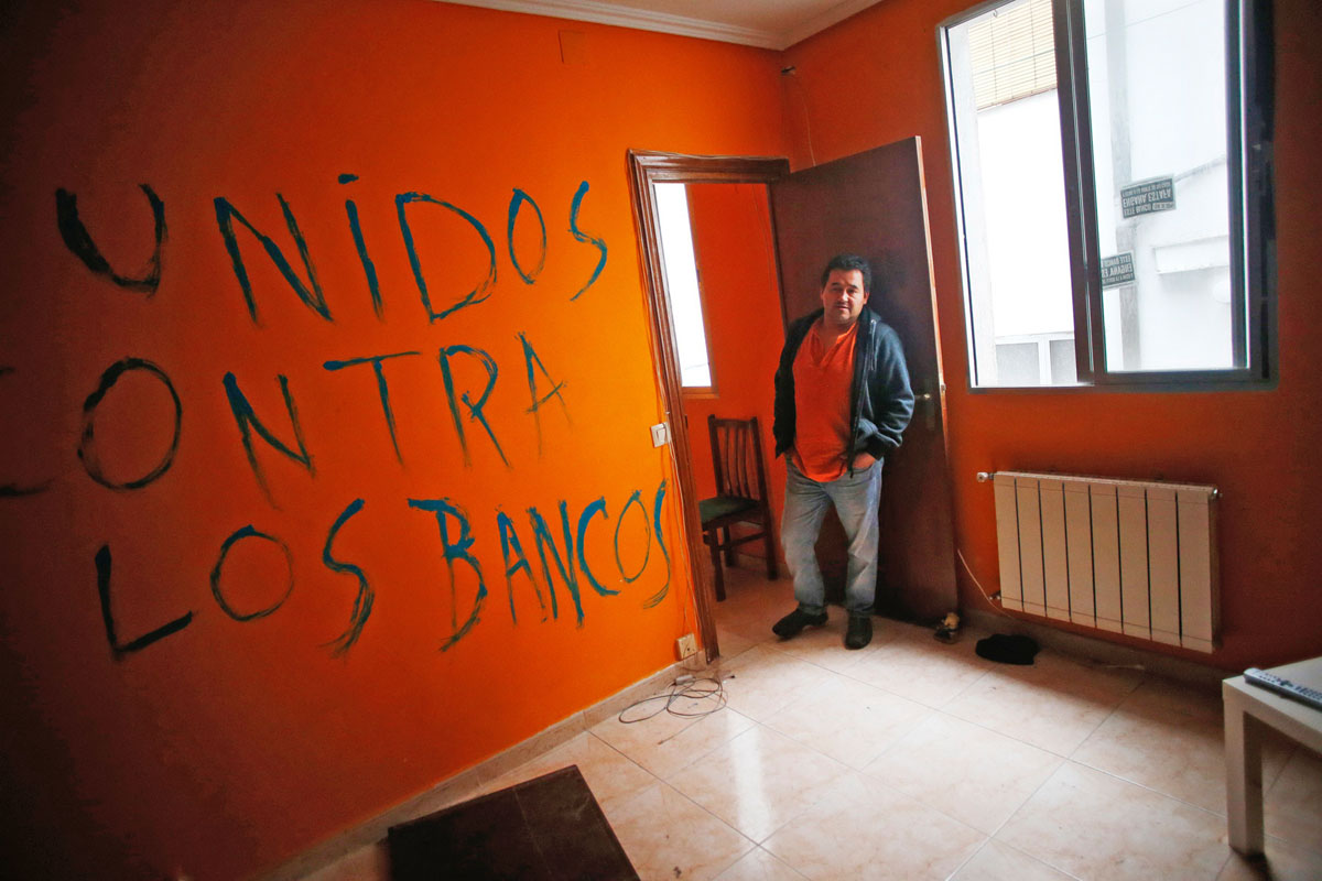Egységesen a bankok ellen! – hirdeti kiürített hálószobája falán ez a madridi kilakoltatott
