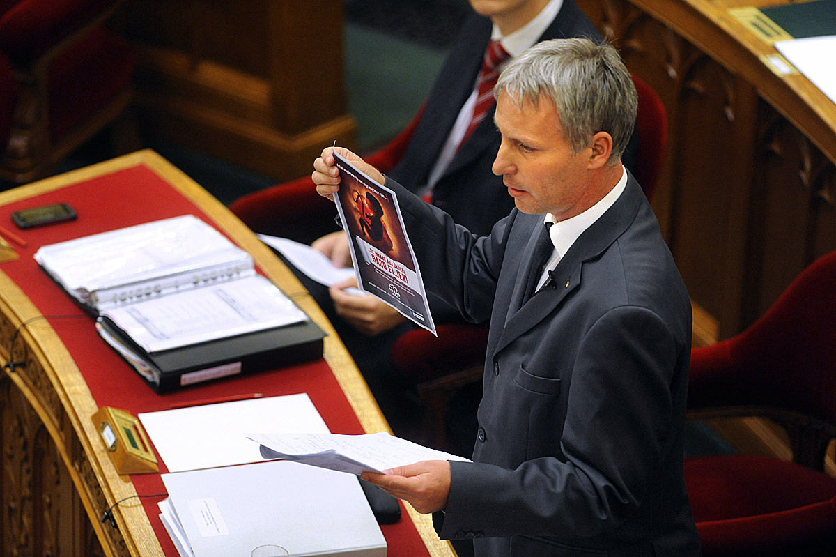 Soltész Miklós korábban az abortuszellenes kampány plakátjával érvelt a parlamentben